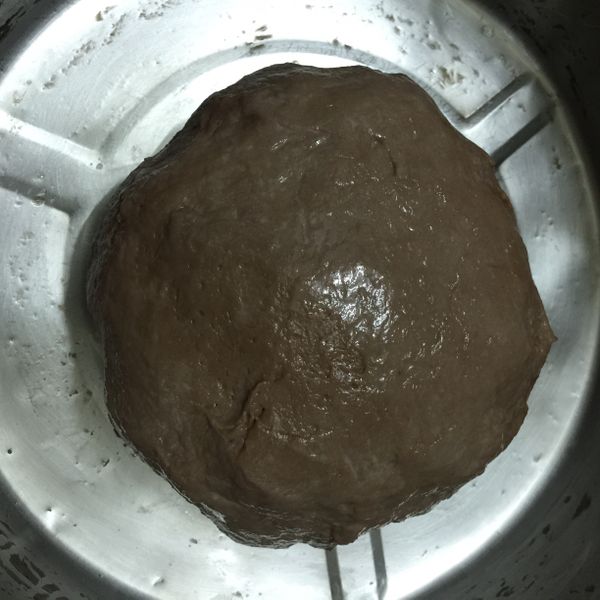 接著再剛剛的鋼盆裏，把麵團取出，鋼盆抹些沙拉油，把麵團放進去，表面噴點水（我用抹的也可喲！），拿鍋蓋蓋起來！（我的鍋子剛好有鍋蓋的不能有縫喔！或是用保鮮膜封起來也可以的！），蓋起來後，等發酵60分鐘，發酵完會漲一倍大喲！