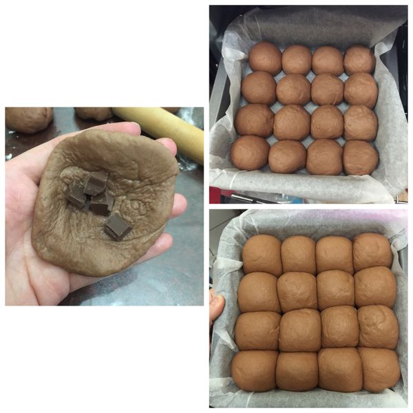 十分鐘過去後⋯將每個圓麵團壓扁，桿平、翻面包巧克力豆或塊（翻面指桌子接觸面當內面），看你內餡想吃多少巧克力就放多少吧！我放約5塊大小！全部包好後，放進鋪好烘培紙的方形烤盤，放進去烤箱發酵一小時，等到發酵約50分鐘時，將烤盤拿出來，預熱烤箱180度10分鐘！預熱完就把烤盤放進去烤20分鐘即可出爐。