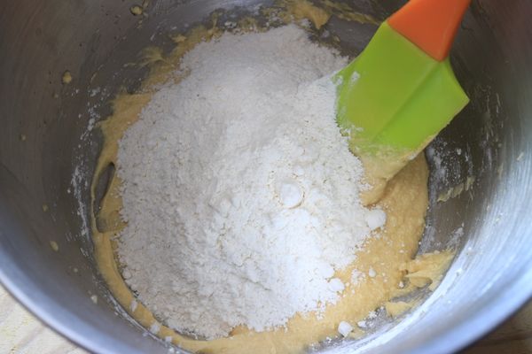 加入麵粉、泡打粉及鹽，攪拌至均勻無顆粒。