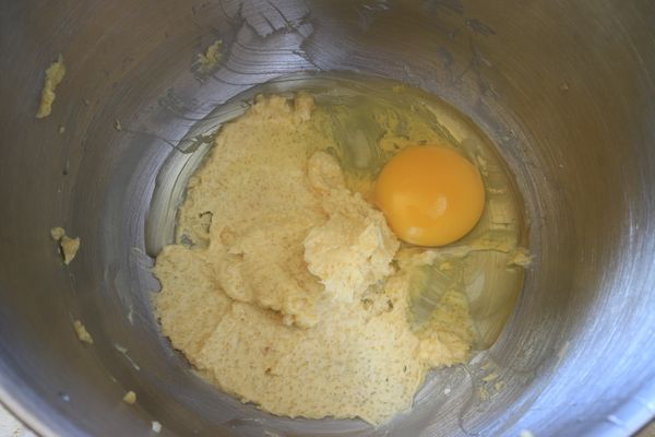 將糖與奶油打均勻，加入一顆室溫的蛋，再繼續打到完全均勻。