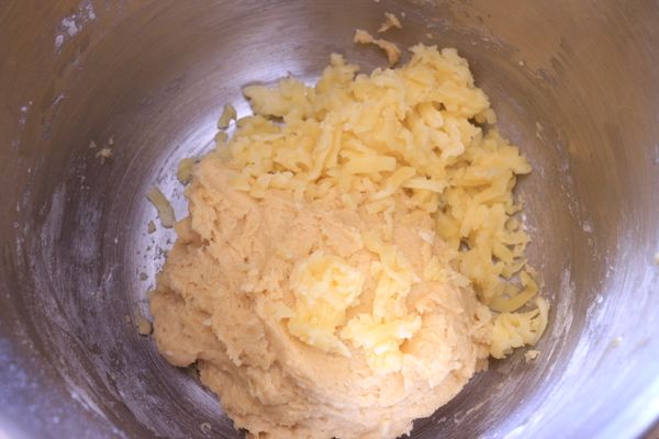 加入帕馬森起司絲，如沒有可用帕馬森起司粉替代。