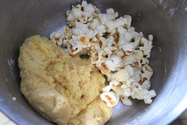 攪拌均勻後，最後放入酸奶洋蔥口味爆米花。