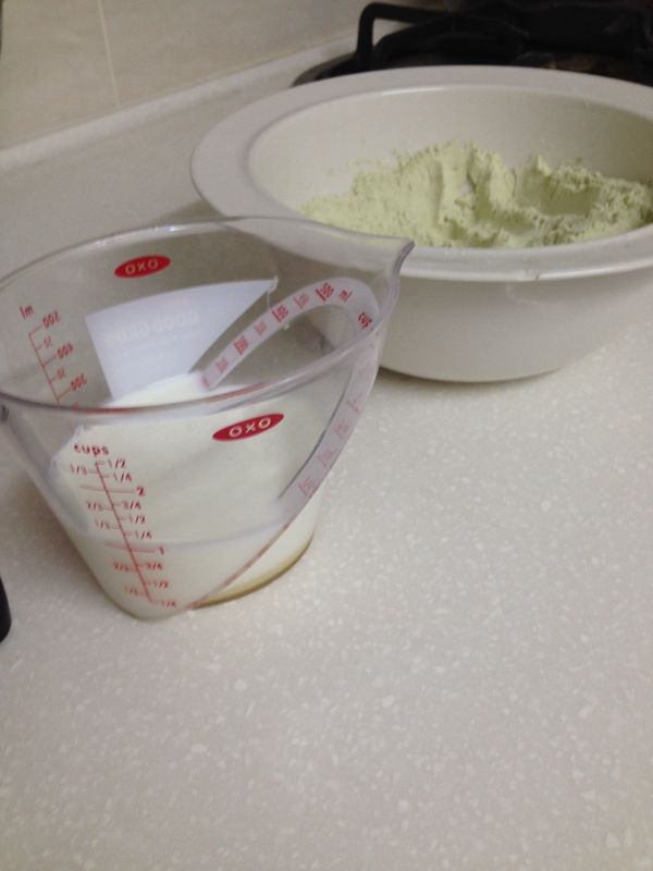 牛奶加入煉乳，攪拌均勻