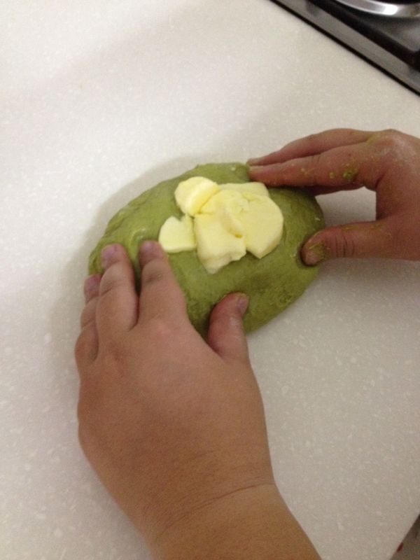 分兩批加入室溫軟化無鹽奶油繼續揉
此步驟要有耐心，將奶油揉進麵糰內需要花些時間