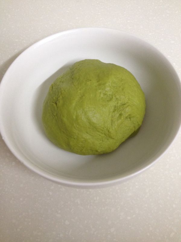 繼續揉和摔打麵糰10分鐘，至麵糰光滑不沾手