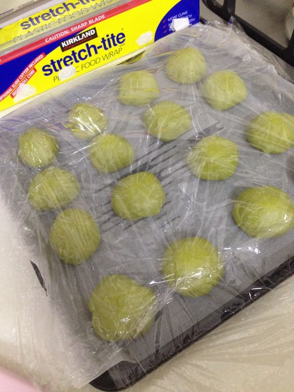 整圓完成後的麵糰用保鮮膜包覆，讓麵團鬆弛15分鐘