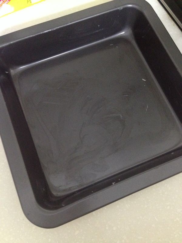 烤盤抹上薄薄一層奶油