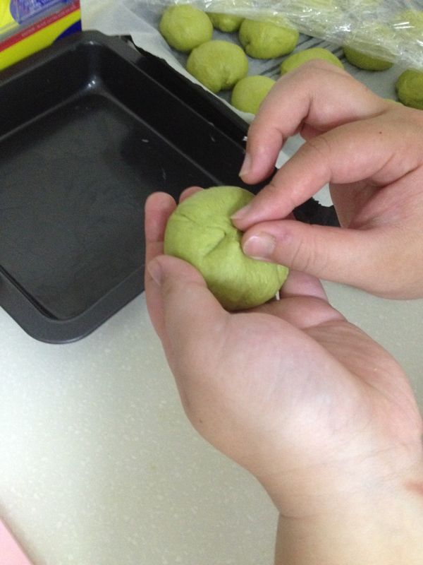 用手縮口並將縮口處朝下放入烤盤中