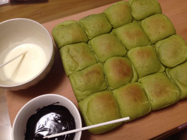 以黑巧克力及白巧克力畫上眼睛及嘴巴