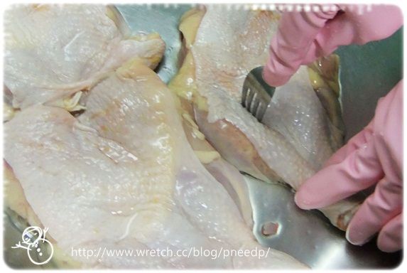將去骨雞腿洗乾淨，用叉子戳它 (這樣烤的時候味道才容易進去)