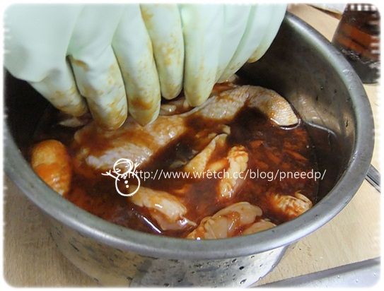 將雞腿一隻一隻放入，邊放入邊攪拌 (將全部雞腿放入後，醬汁的量大概會蓋過所有的雞腿)