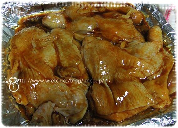 烤箱先開230度，預熱十分鐘；另一邊將烤盤上鋪上鋁箔紙，擺上雞腿，淋上鍋內的醬汁
