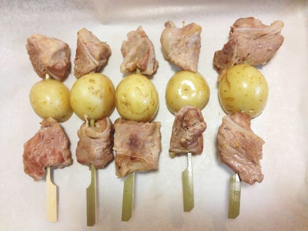 再把肉跟馬鈴薯串好！