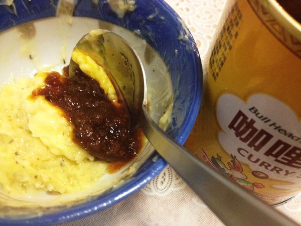 兩匙咖哩醬，30g奶油，1g海鹽，5g糖，大蒜末1大匙混合均勻