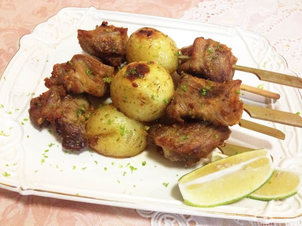 最後要吃的時候，表面撒上一點檸檬皮，擠上檸檬汁！夏日風味烤肉串完成！