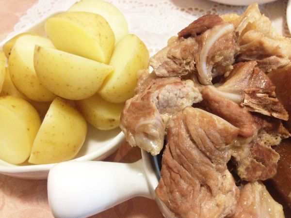 豬軟骨用一匙咖哩醬，1匙醬油，1匙糖醃製1小時，下鍋前用清水把表面的醬料沖掉，再用鍋子煎熟表面，表面有熟就好！不用煎太久
馬鈴薯放入水中，煮6分鐘，冷水就可以放入！撈起再切半備用。選用國外的小馬鈴薯這裡方便串烤！