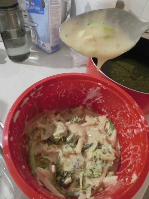 我做法很隨性就是把麵糊調好後把所有料加進去（青花菜切跟小拇指頭一樣小除非你喜歡餅煎好時吃硬菜，白菜我切長絲因為個人偏愛口感，貢丸對切再對切）蝦仁不切（我蝦仁沒先放進麵糊）