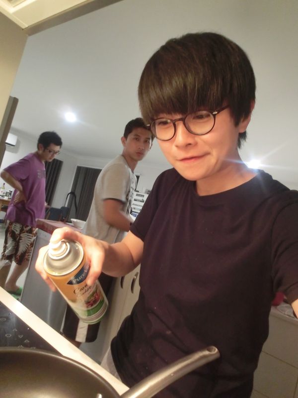 鍋子熱一熱油（我用噴的因為好玩）倒的就適量是要用煎的油不用多能讓鍋子平均沾到就好