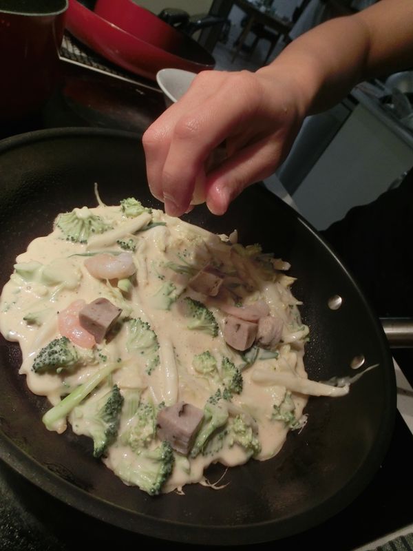 （一開始我蝦仁沒先放麵糊），油鍋熱了就到麵糊（請倒薄一點）比較好煎，倒完麵糊下蝦仁（或你的易熟食材）