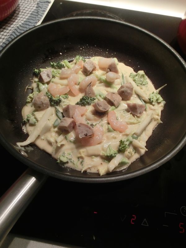 把蝦仁（或你的易熟食材）放完後，最後打顆蛋倒進去，煎一煎翻面煎，起鍋完成。