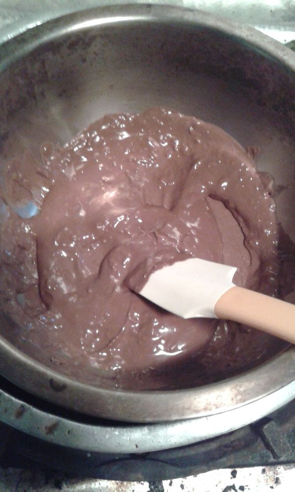 將巧克力剝成一塊一塊的
隔水加熱攪拌至溶解：）