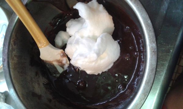 打好蛋白後，將蛋白分成3次加入巧克力
切記：第一次加入可用轉圈方式攪拌
第二次後請用切拌的方式ˊˇˋ
這時後可以用170度預熱10分鐘烤箱