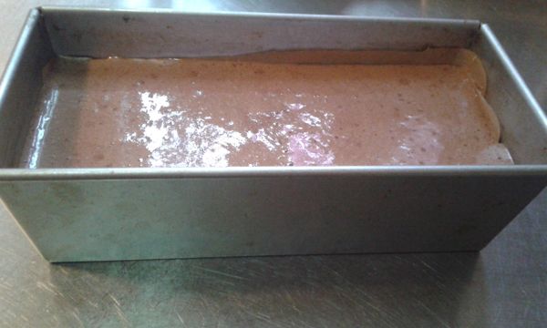 把巧克力糊倒進烤模中
輕輕摔3下ㄉ把氣泡打出˙ˇ˙