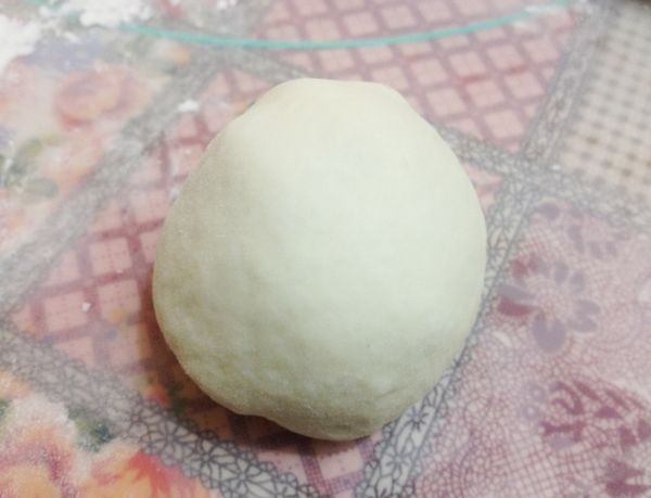 準備食材，高筋麵粉，糖，鹽.....。 夏天天氣熱避免麵團在攪打的時候溫度過高，所以加入冰水，那冬天就可以用常溫的水即可。奶油等麵團成糰後再放入！攪拌到麵糰可以拉出薄膜狀，這樣的口感會比較好喔！ 成糰的麵糰放入不繡鋼鍋內，蓋上保鮮膜，基礎發酵1小時，夏天天氣熱，可在室溫發酵