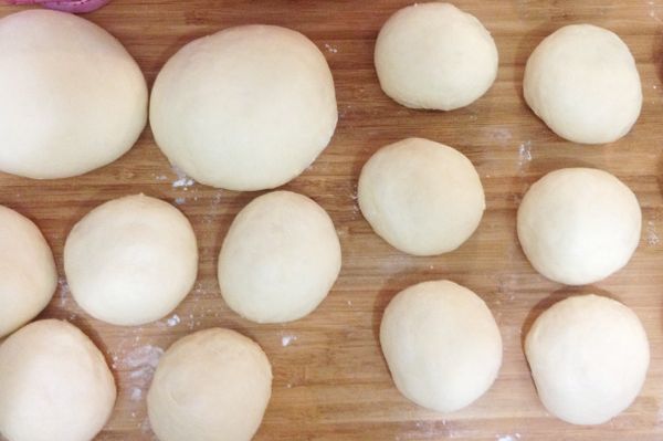 一小時過後，麵糰基礎發酵完成！分割麵糰，分割成50g麵糰16個，剩餘的麵團就做耳朵跟鼻子，滾圓後中間發酵，鬆弛40分鐘！