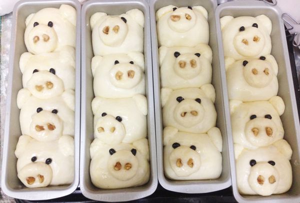 可加入堅果裝飾五官，麵團表面可以刷上蛋液，這樣堅果比較不會掉～