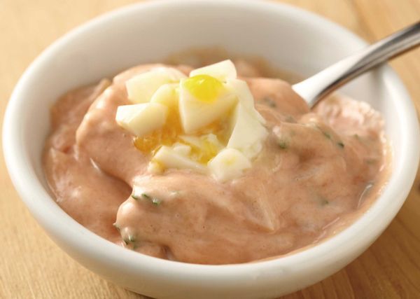 千島沙拉醬  怎麼做？(1)
材料：水煮蛋1/2個、新鮮巴西里碎末1/2小匙、洋蔥碎末1小匙、美乃滋2大匙、蕃茄醬1小匙