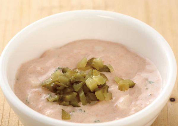 千島沙拉醬的美味魔法技─加入美式酸黃瓜。加入一點酸黃瓜細末吧！將月桂葉、百里香、紅辣椒、新鮮茴香，以及醋、白糖、水，煮滾後即熄火．立刻把小黃瓜放入已煮滾的調味料汁中浸泡；待涼後，裝入乾淨的玻璃瓶內，存放
於冰箱2天，入味即可食用。