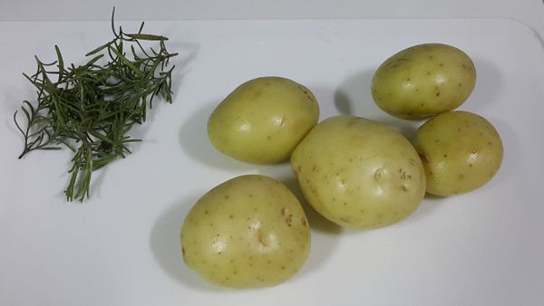 將小馬鈴薯外皮洗淨，我會使用軟海綿輕搓表皮