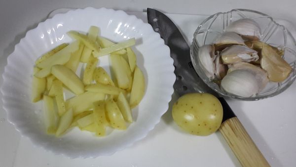 將馬鈴薯切條狀，蒜頭帶皮稍微搥過