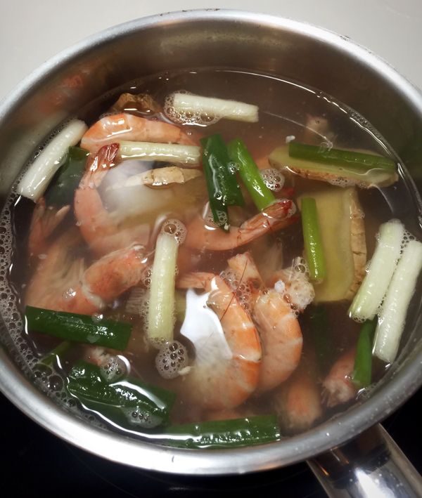 取一鍋水，加入薑片4片，蔥2支，鹽1匙，米酒1匙。水滾後丟入蝦子，待蝦子捲起全身變紅，就是熟了，可以撈起放涼。接著再取一鍋新的熱水，將白雪菇煮熟，一樣放涼。