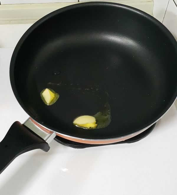 熱鍋放入無鹽奶油，再放一半的迷迭香，讓整個鍋子充滿迷迭香氣