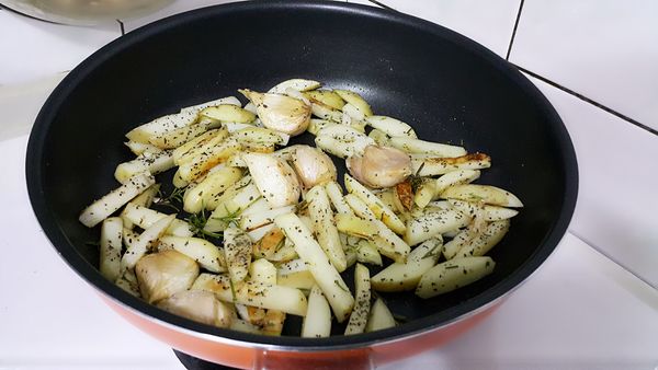 轉小火蓋鍋悶個15分鐘，期間要每隔5分鐘要翻攪一下，以免燒焦。
悶到馬鈴薯稍微軟後，轉中火，放如適量的鹽及黑胡椒粒，並將剩下一半的迷迭香放入，稍微拌炒一下