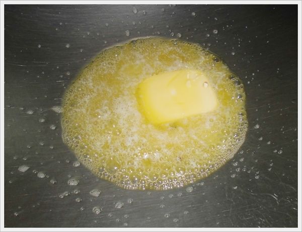 起油鍋，若使用奶油，每一個口味大約用２０克左右。