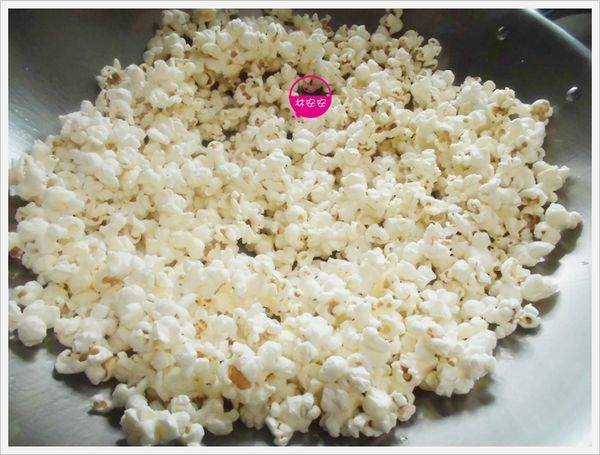 等到沒聽到爆米花的聲音時，就可以熄火打開鍋蓋啦！鏘鏘鏘，滿滿的一鍋。漂亮吧！