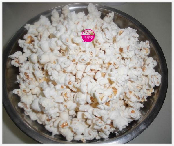 將爆玉米花鏟到另一個鍋子裡備用。ｐｓ：要做幾種口味，就重覆步驟３－６幾次。