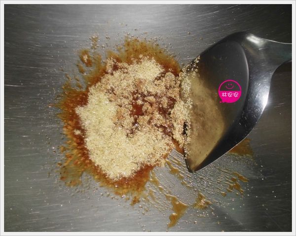 ［焦糖口味］炒菜鍋洗淨，開小火烘乾鍋子裡的水份，倒入適量的爆米花專用焦糖粉，以小火慢慢把焦糖粉炒至融化。