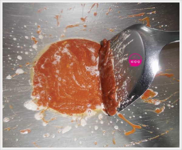 ［焦糖口味］焦糖粉接近融化時，加入適量奶油（可略，但有加比較香哦！）