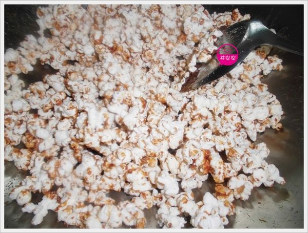 ［焦糖口味］待焦糖粉及奶油皆融化後，倒入步驟６的玉米花翻炒拌勻，盛盤準備開動。（貼心小叮嚀：請適時熄火，以免臭火搭）。