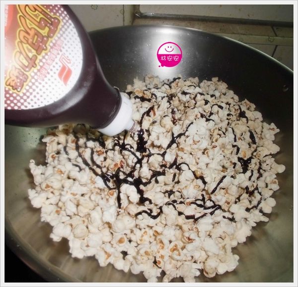 ［巧克力口味］倒入巧克力漿。（請邊倒邊翻炒拌勻，安安由於又要拿巧克力漿，又要拍照，沒手可拌勻，才是這個樣子）。（貼心小叮嚀：請適時熄火，以免臭火搭）。