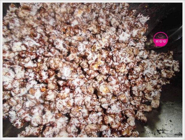 ［巧克力口味］巧克力漿翻炒拌勻後的樣子。