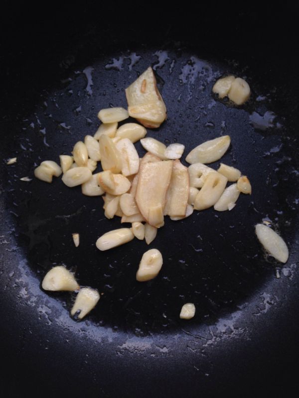 將已吐沙之蛤蜊洗淨備用，蒜頭跟薑切片，熱鍋下奶油炒香。