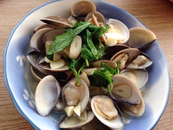 放入蛤蜊，加入米酒，滾後蛤蜊開口的可先裝盤，適口味加醬油/蔥花/九層塔，完成。