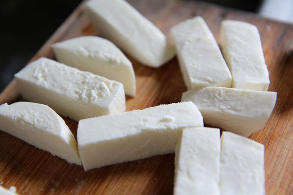 將Mozzarella切成想要的粗度與長度，備用