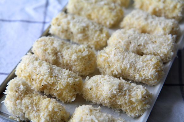 將裹好粉的起司條放入冰箱冷凍層冰至少一小時後才可拿去炸(隔夜更好)，否則很容易 下油鍋就粉散起司爆漿。也可預先備好一批，想吃的時候隨時可以開炸