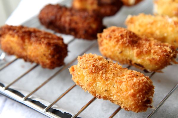 下油鍋，可拿一些多餘麵粉輕輕丟入油鍋，若滋滋起泡大約就可以了。將起司條放入油鍋，炸約30秒至色澤金黃即可取出，放到鐵架上靜置幾分鐘後即可盛盤上桌。（＊炸好放在鐵架上，瀝油效果更佳，炸物也不會像放在餐巾紙上一樣容易一面略濕，能更好維持乾爽酥脆的狀態）